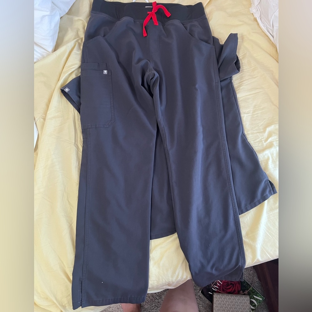 Gray dogs scrub set size M womens, great condition